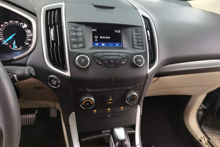 Used Ford Edge 2018 EcoBoost 245 Two-Wheel-Drive Titanium 5-Seater China V Standard Audio And AC Panel