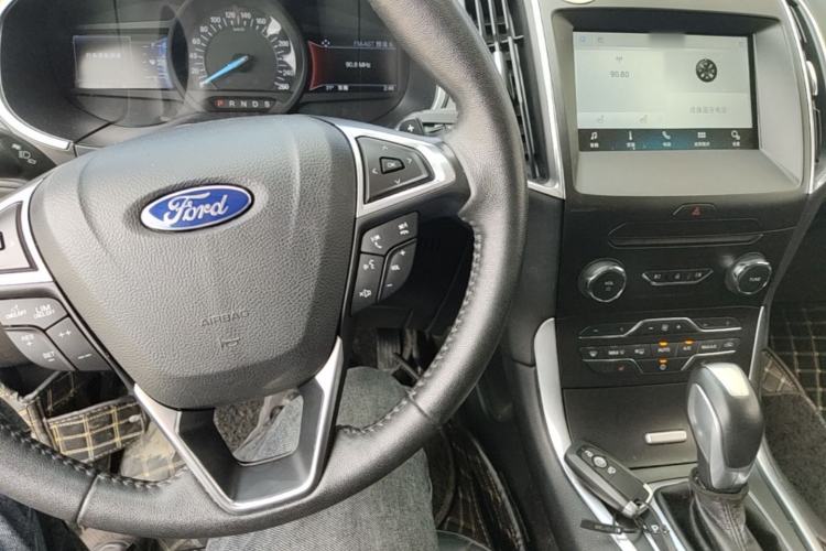 Used Ford Edge 2018 EcoBoost 245 Two-Wheel-Drive Titanium 7-Seater China VI Standard Center Console
