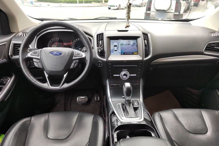 Used Ford Edge 2018 EcoBoost 245 Four-Wheel Drive Titanium 7-Seater Center Console