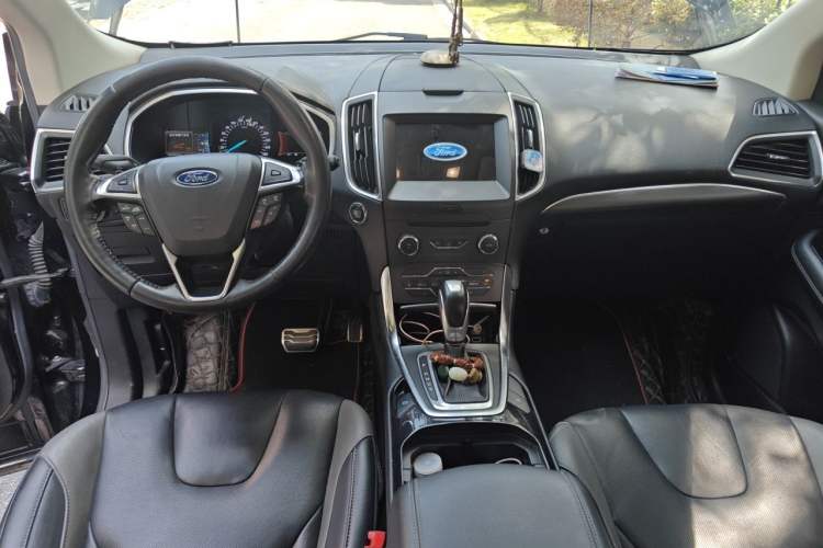 Used Ford Edge 2018 EcoBoost 245 Two-Wheel-Drive Sporty 7-Seater Center Console