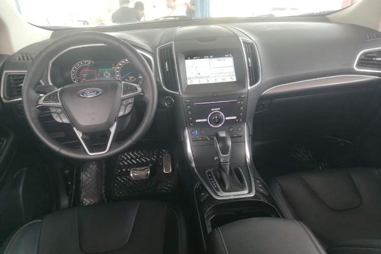 Used Ford Edge 2018 EcoBoost 245 Four-Wheel Drive Titanium 7-Seater Center Console