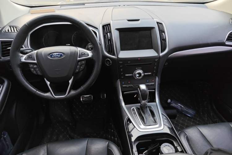 Used Ford Edge 2018 EcoBoost 245 Four-Wheel Drive Titanium 7-Seater Center Console