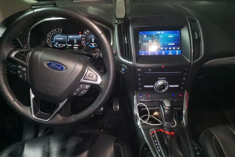 Used Ford Edge 2018 EcoBoost 245 Four-Wheel Drive Titanium 7-Seater Center Console