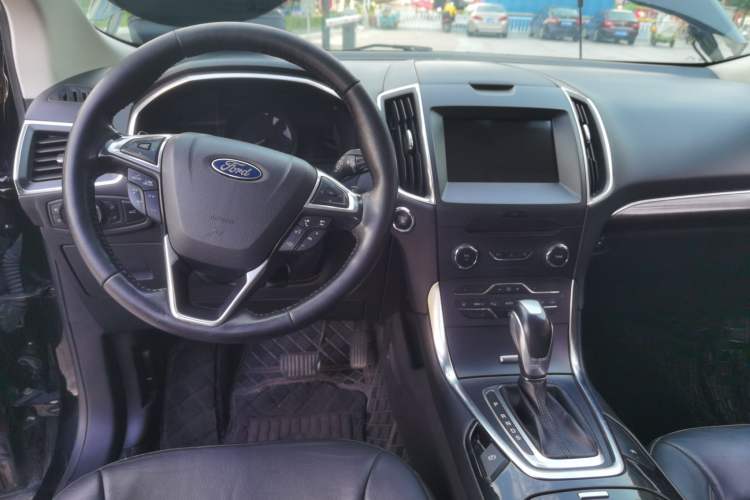 Used Ford Edge 2018 EcoBoost 245 Four-Wheel Drive Titanium 7-Seater Center Console