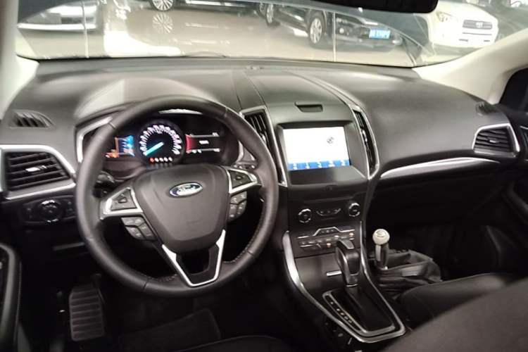 Used Ford Edge 2018 EcoBoost 245 Two-Wheel-Drive Titanium 7-Seater China VI Standard Center Console