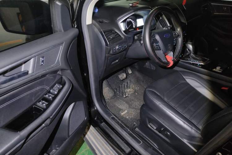 Used Ford Edge 2018 EcoBoost 245 Four-Wheel Drive Titanium 7-Seater Driver Seat