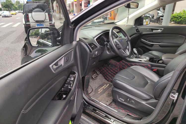 Used Ford Edge 2018 EcoBoost 245 Four-Wheel Drive Titanium 7-Seater Driver Seat