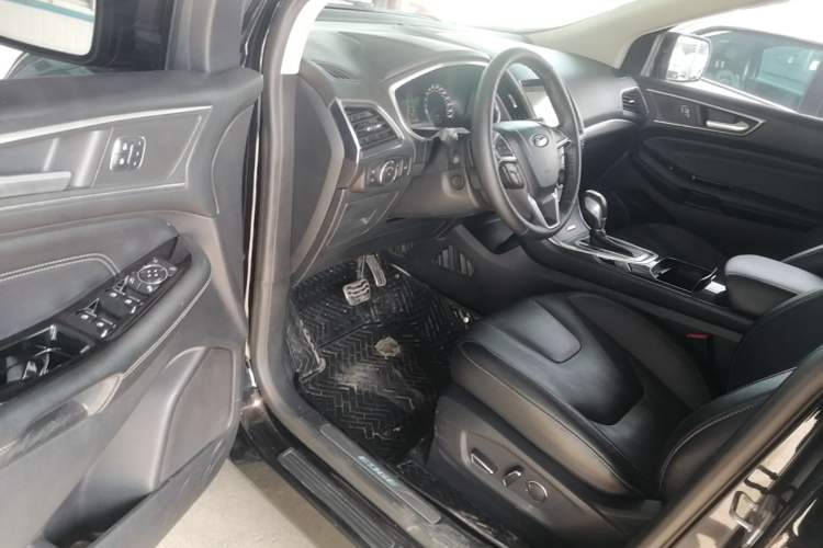 Used Ford Edge 2018 EcoBoost 245 Four-Wheel Drive Titanium 7-Seater Driver Seat