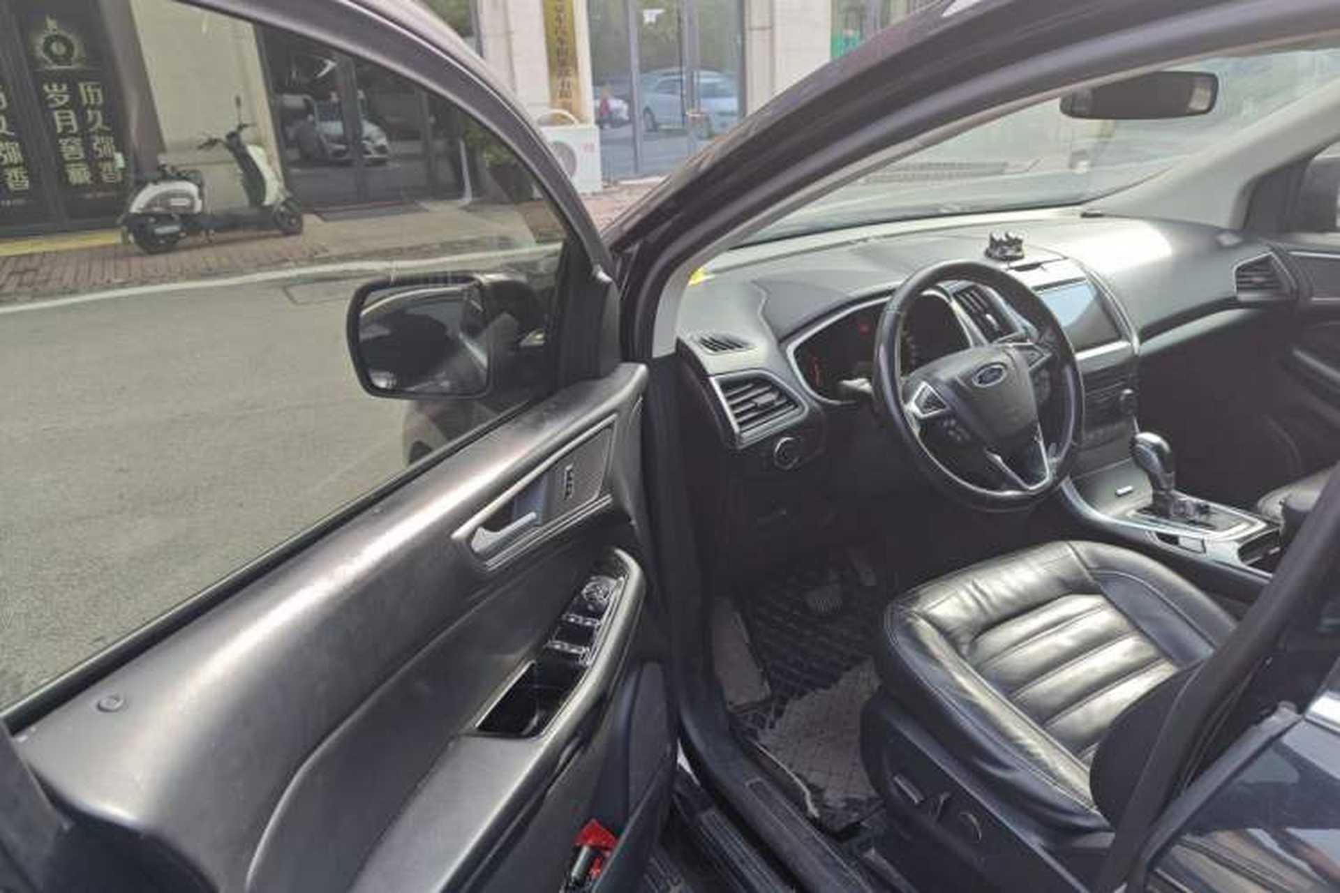 Used Ford Edge 2018 EcoBoost 245 Two-Wheel-Drive Platinum Edition 5 Seats Driver Seat