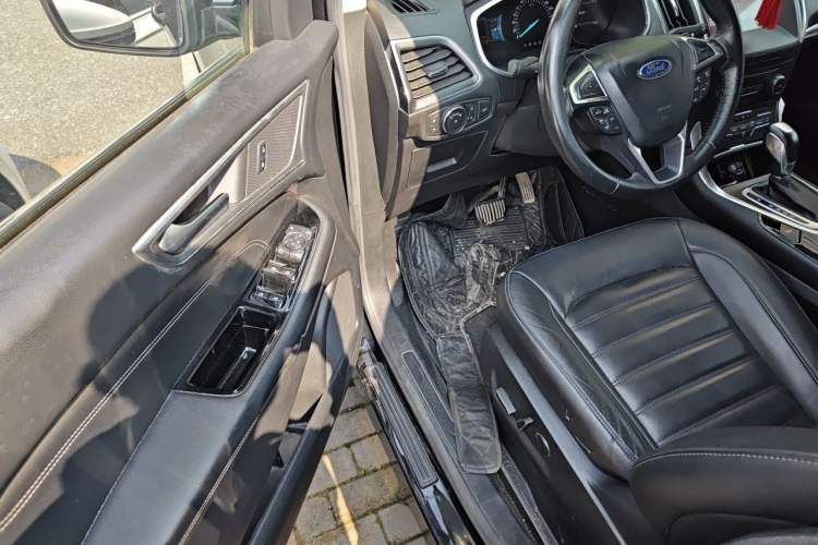 Used Ford Edge 2018 EcoBoost 245 Four-Wheel Drive Titanium 7-Seater Driver Seat