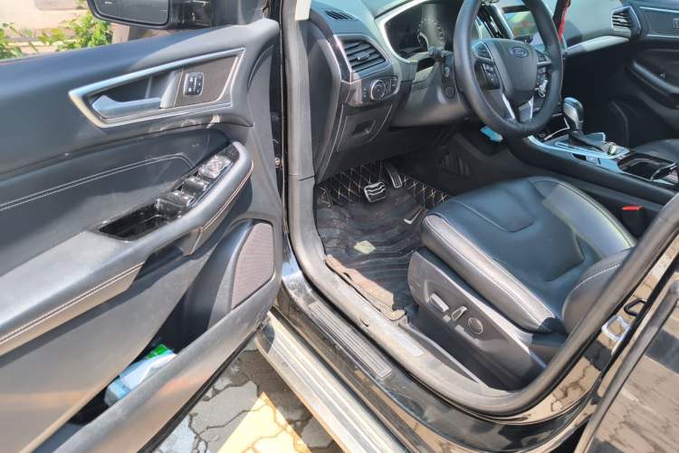 Used Ford Edge 2018 EcoBoost 245 Four-Wheel Drive Titanium 7-Seater Driver Seat