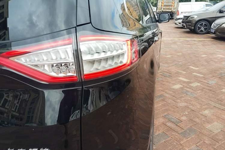 Used Ford Edge 2018 EcoBoost 245 Two-Wheel-Drive Titanium 7-Seater China VI Standard Exterior 3