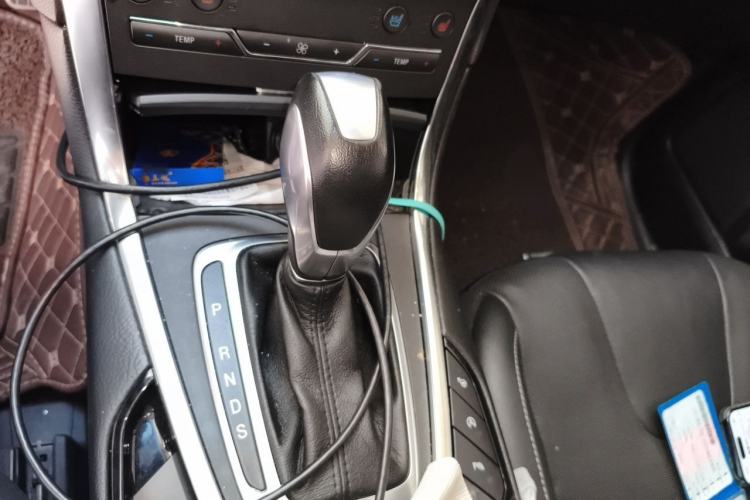 Used Ford Edge 2018 EcoBoost 245 Four-Wheel Drive Titanium 7-Seater Gear Lever
