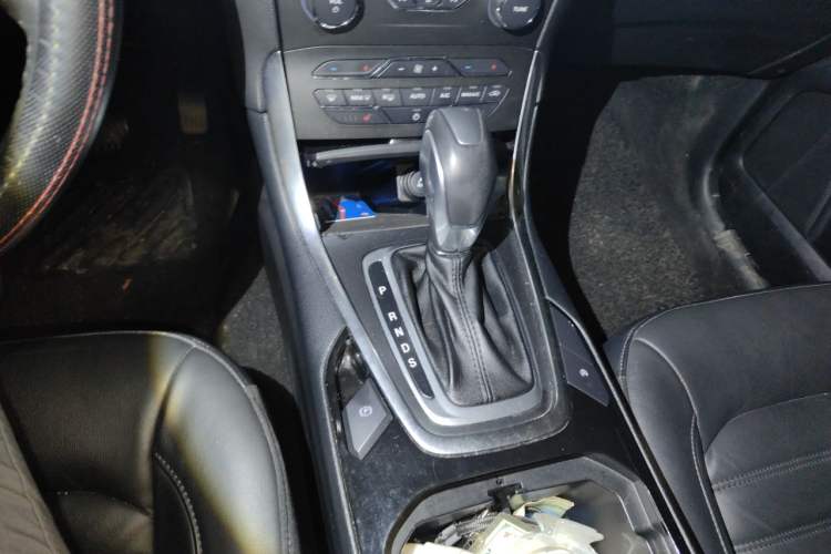 Used Ford Edge 2018 EcoBoost 245 Four-Wheel Drive Titanium 7-Seater Gear Lever