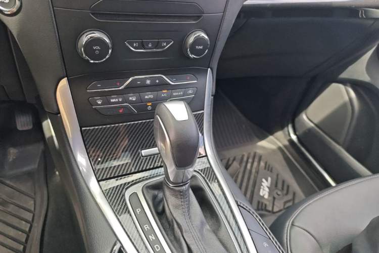 Used Ford Edge 2018 EcoBoost 245 Two-Wheel-Drive Titanium 7-Seater China V Standard Gear Lever