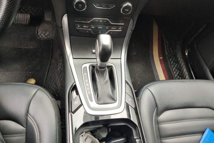Used Ford Edge 2018 EcoBoost 245 Two-Wheel-Drive Titanium 7-Seater China V Standard Gear Lever