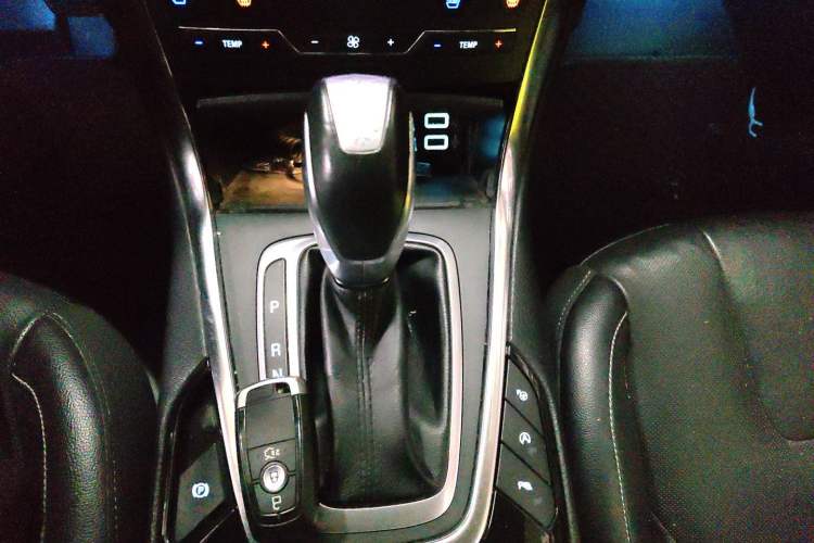 Used Ford Edge 2018 EcoBoost 245 Four-Wheel Drive Titanium 7-Seater Gear Lever