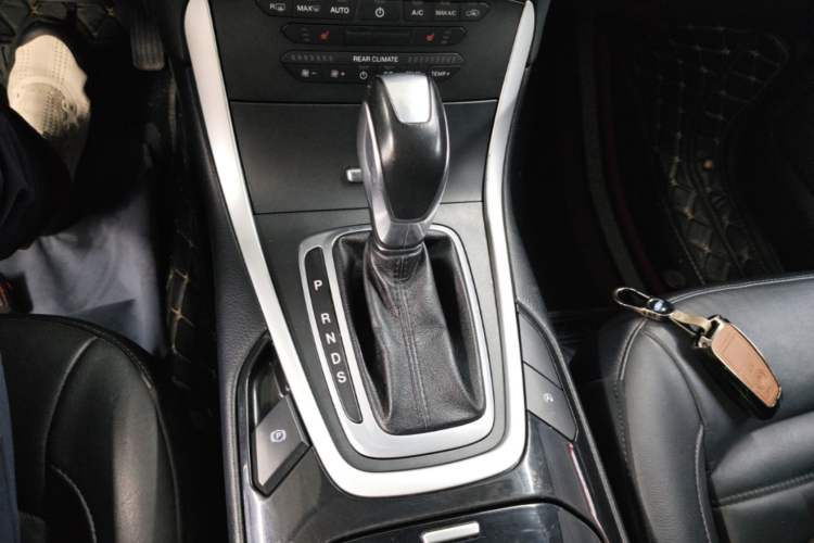 Used Ford Edge 2018 EcoBoost 245 Two-Wheel-Drive Platinum Edition 7-Seater China V Emission Standard Gear Lever