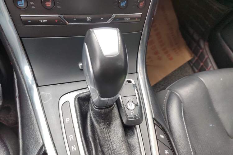 Used Ford Edge 2018 EcoBoost 245 Four-Wheel Drive Titanium 7-Seater Gear Lever