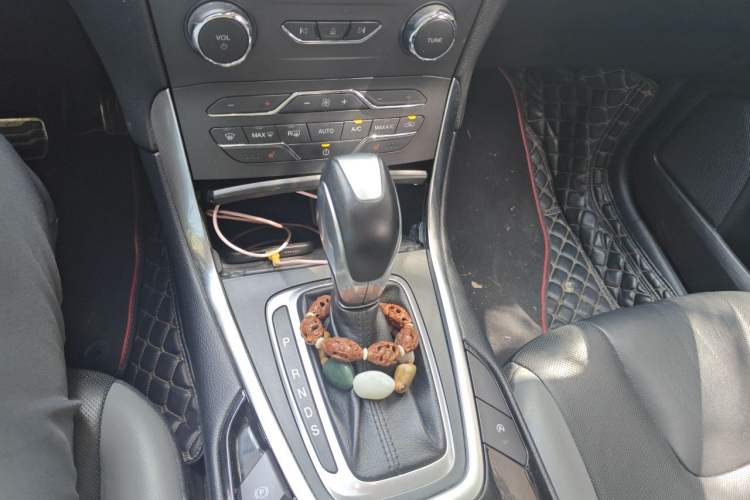 Used Ford Edge 2018 EcoBoost 245 Two-Wheel-Drive Sporty 7-Seater Gear Lever