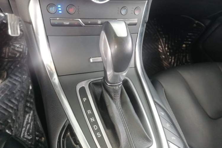 Used Ford Edge 2018 EcoBoost 245 Four-Wheel Drive Titanium 7-Seater Gear Lever