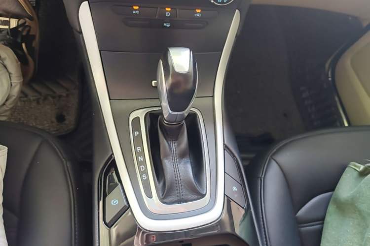 Used Ford Edge 2018 EcoBoost 245 Two-Wheel-Drive Titanium 5-Seater China V Standard Gear Lever