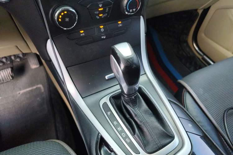 Used Ford Edge 2018 EcoBoost 245 Two-Wheel-Drive Titanium 5-Seater China V Standard Gear Lever