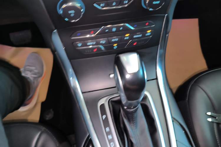 Used Ford Edge 2018 EcoBoost 245 Two-Wheel-Drive Titanium 7-Seater China V Standard Gear Lever