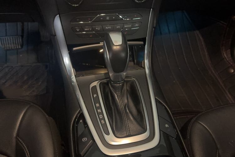 Used Ford Edge 2018 EcoBoost 245 Four-Wheel Drive Titanium 7-Seater Gear Lever