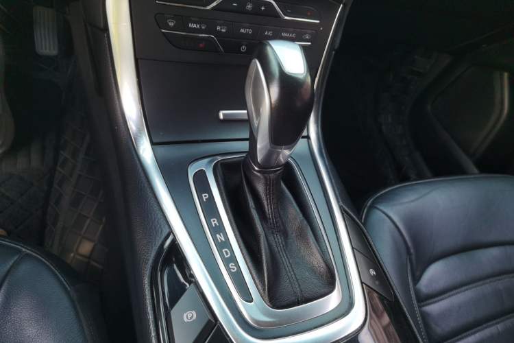 Used Ford Edge 2018 EcoBoost 245 Four-Wheel Drive Titanium 7-Seater Gear Lever