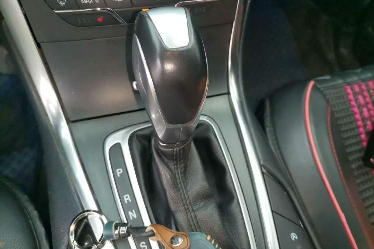 Used Ford Edge 2018 EcoBoost 245 Four-Wheel Drive Titanium 7-Seater Gear Lever
