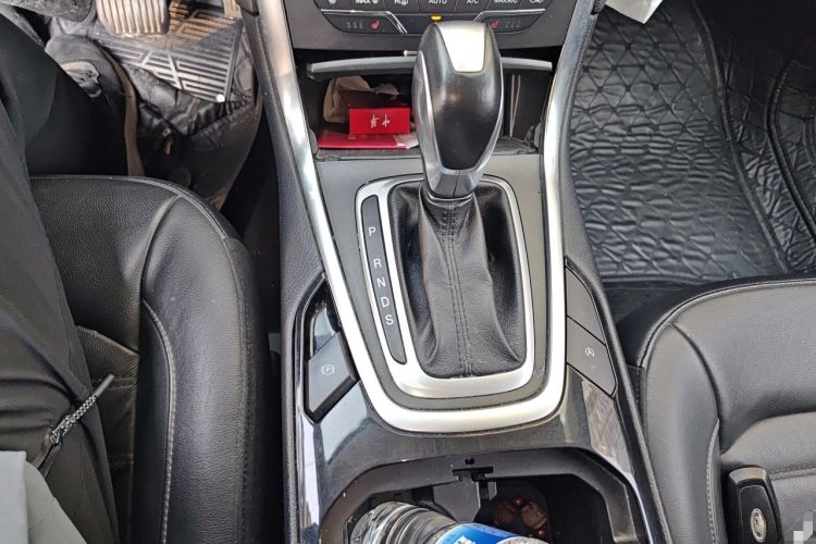 Used Ford Edge 2018 EcoBoost 245 Four-Wheel Drive Titanium 7-Seater Gear Lever