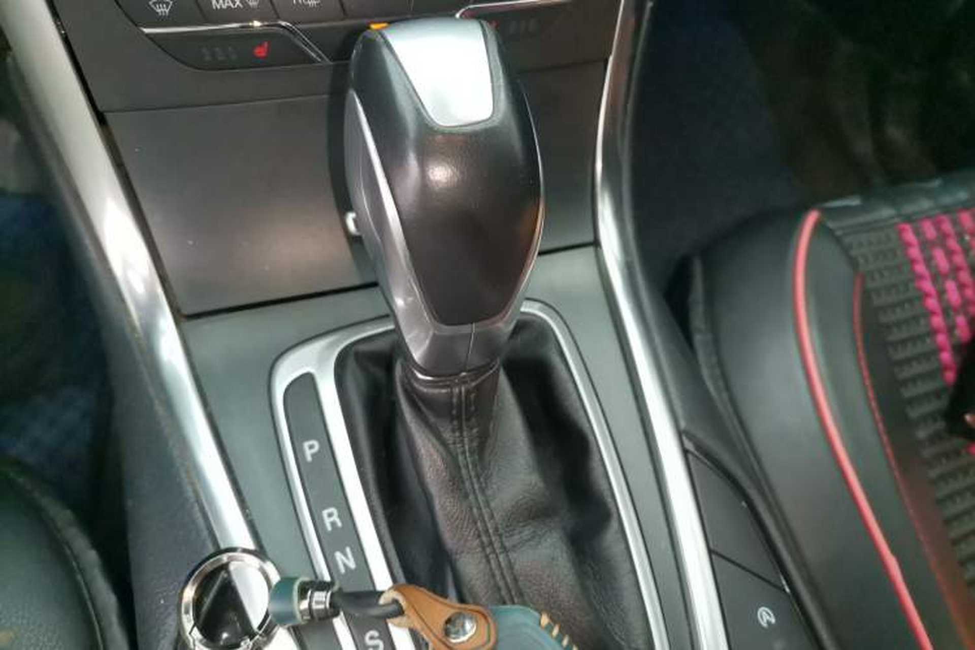 Used Ford Edge 2018 EcoBoost 245 Four-Wheel Drive Titanium 7-Seater Gear Lever