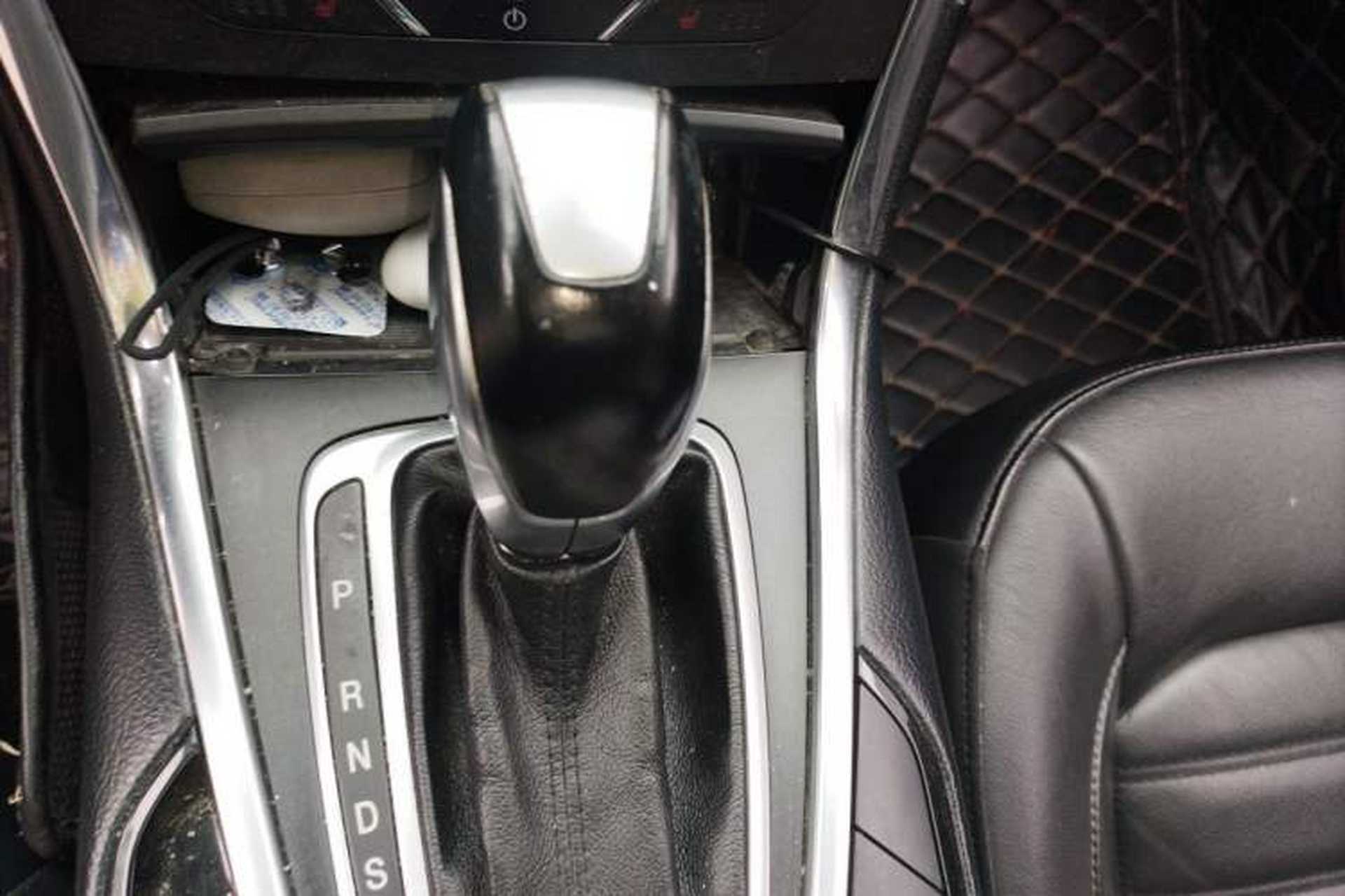 Used Ford Edge 2018 EcoBoost 245 Four-Wheel Drive Titanium 7-Seater Gear Lever
