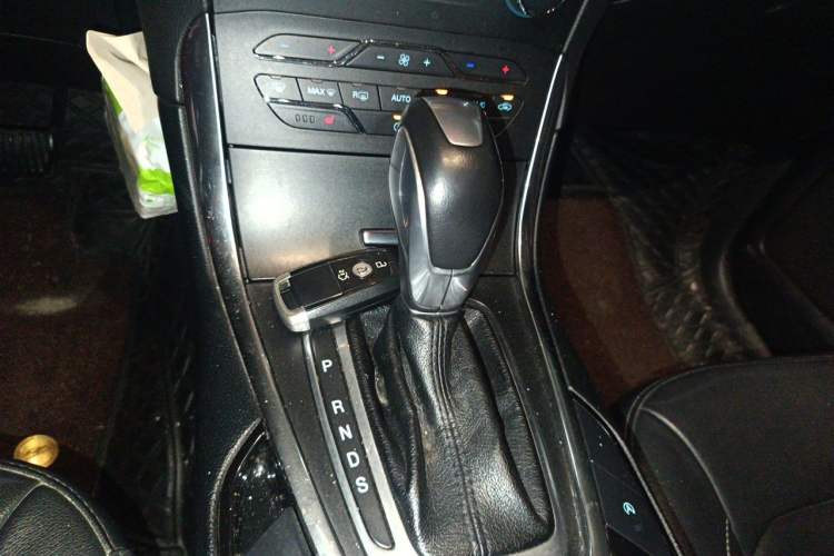 Used Ford Edge 2018 EcoBoost 245 Two-Wheel-Drive Titanium 7-Seater China V Standard Gear Lever
