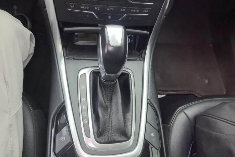 Used Ford Edge 2018 EcoBoost 245 Two-Wheel-Drive Titanium 7-Seater China VI Standard Gear Lever