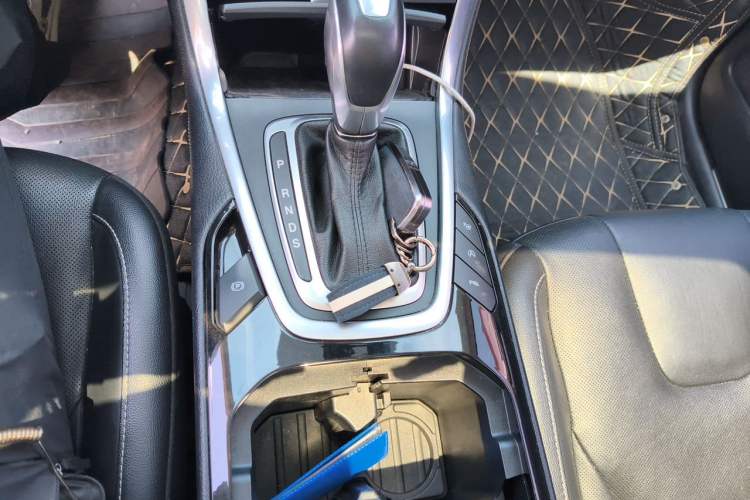 Used Ford Edge 2018 EcoBoost 245 Four-Wheel Drive Titanium 7-Seater Gear Lever