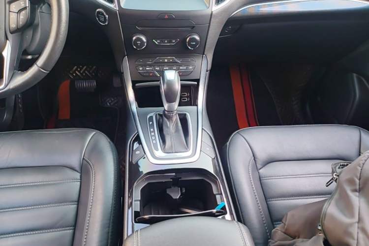 Used Ford Edge 2018 EcoBoost 245 Two-Wheel-Drive Titanium 7-Seater China V Standard Gear Lever