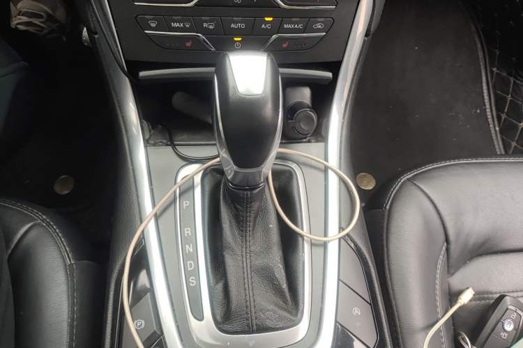 Used Ford Edge 2018 EcoBoost 245 Two-Wheel-Drive Titanium 7-Seater China V Standard Gear Lever