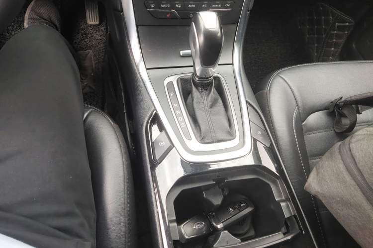 Used Ford Edge 2018 EcoBoost 245 Two-Wheel-Drive Titanium 7-Seater China V Standard Gear Lever