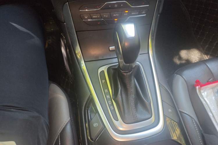 Used Ford Edge 2018 EcoBoost 245 Two-Wheel-Drive Sporty 7-Seater Gear Lever