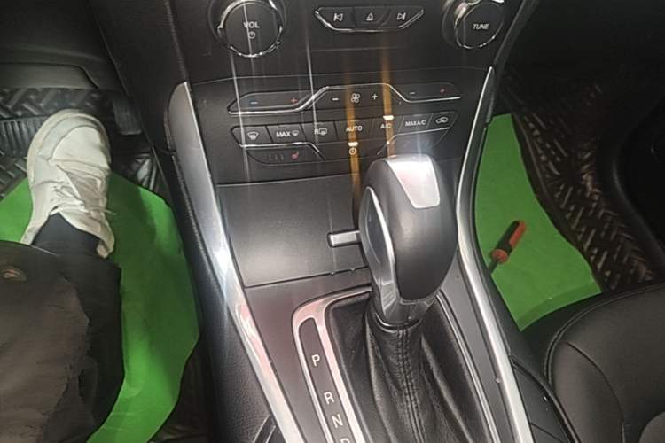 Used Ford Edge 2018 EcoBoost 245 Two-Wheel-Drive Titanium 7-Seater China V Standard Gear Lever