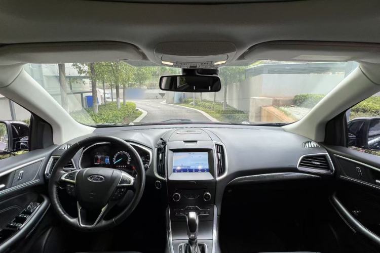 Used Ford Edge 2018 EcoBoost 245 Four-Wheel Drive Titanium 7-Seater Interior 2