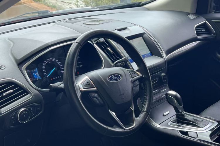 Used Ford Edge 2018 EcoBoost 245 Four-Wheel Drive Titanium 7-Seater Interior 3