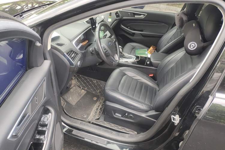 Used Ford Edge 2018 EcoBoost 245 Two-Wheel-Drive Titanium 7-Seater China V Standard Interior 3