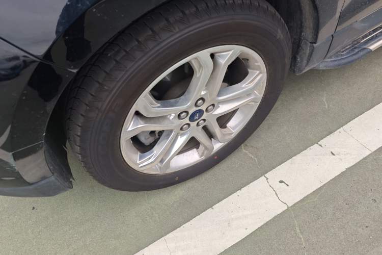 Used Ford Edge 2018 EcoBoost 245 Four-Wheel Drive Titanium 7-Seater Left Front Wheel Hub