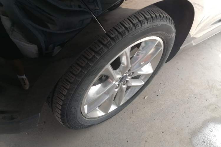Used Ford Edge 2018 EcoBoost 245 Four-Wheel Drive Titanium 7-Seater Left Front Wheel Hub