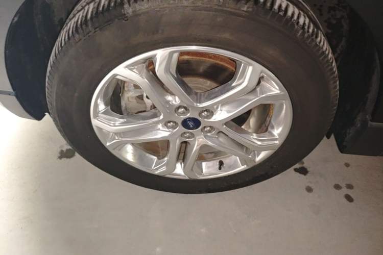 Used Ford Edge 2018 EcoBoost 245 Four-Wheel Drive Titanium 7-Seater Left Front Wheel Hub