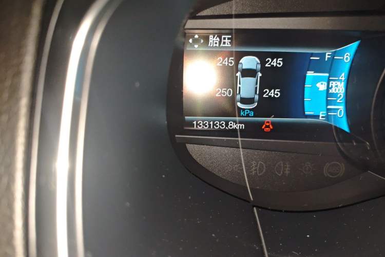 Used Ford Edge 2018 EcoBoost 245 Two-Wheel-Drive Sporty 7-Seater Odometer Close Up