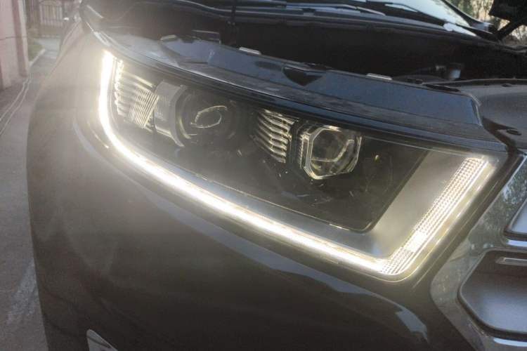Used Ford Edge 2018 EcoBoost 245 Four-Wheel Drive Titanium 7-Seater Right Front Headlight